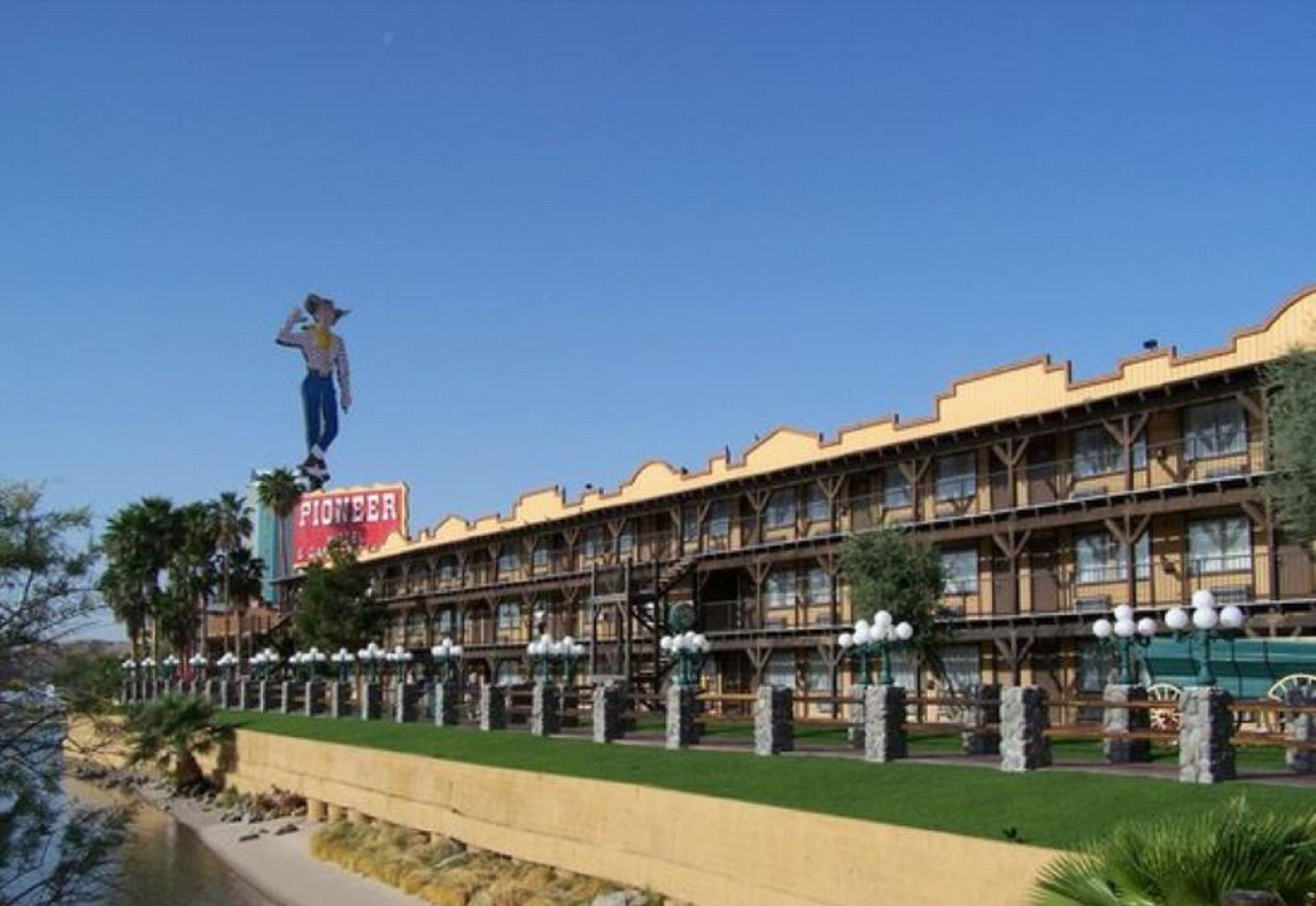 ไพโอเนียร์ โฮเต็ล แอนด์ แกลมบิง ฮอลล์ Hotel ลาฟลิน ภายนอก รูปภาพ